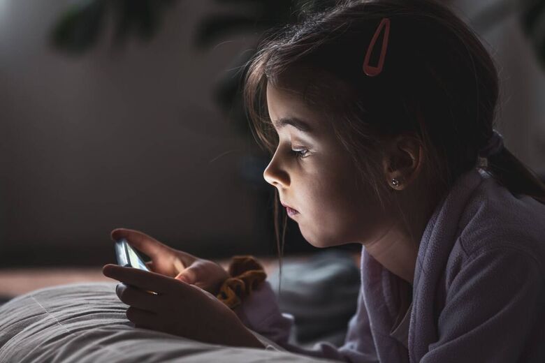 O vício digital pode exercer nas funções cognitiva e socioemocional das crianças e como os jogos tradicionais podem fazer falta para o desenvolvimento de certas habilidades