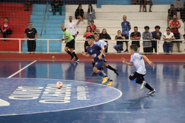 A programação contempla atividades de condicionamento físico, ginástica rítmica, balé, basquete, futebol, handebol e artes marciais, distribuídas nos períodos da manhã, da tarde e da noite.