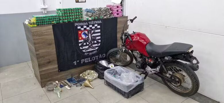 Foram encontrados 1.234 porções de maconha, 5 porções de cocaína e 41 porções de crack