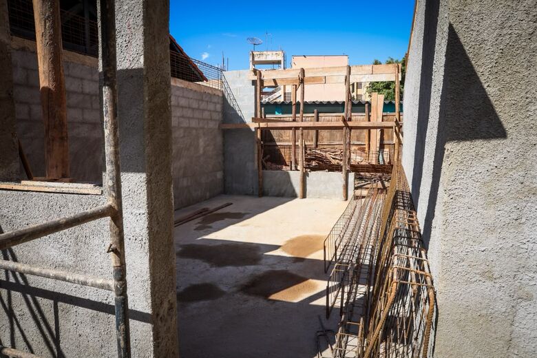 Construção das novas salas de aula e banheiros segue com preparação da estrutura que receberá a laje