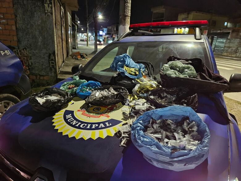Dois homens foram presos por tráfico de drogas e 4,4 mil porções de entorpecentes foram apreendidas pela Guarda Civil Municipal de Itaquaquecetuba durante a Operação Tráfico Zero