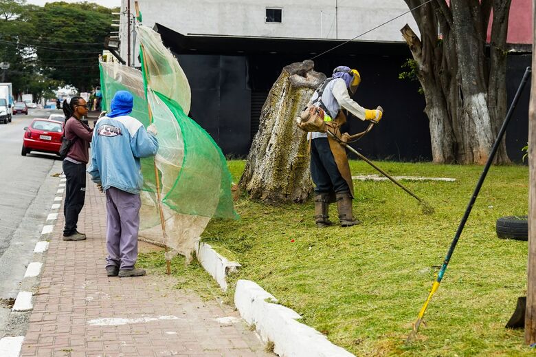 Serviços de limpeza e roçagem reforçam a conservação dos espaços públicos, promovendo mais segurança, mobilidade e qualidade de vida para a população