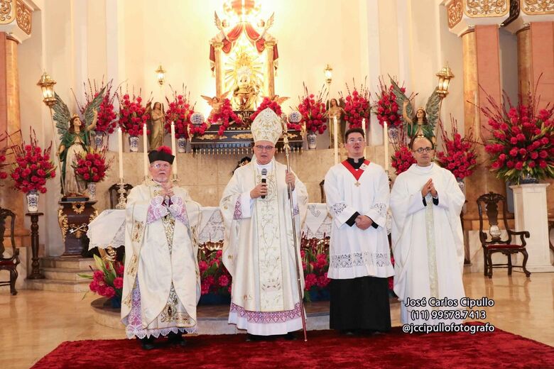 Consagração especial dos avós durante a missa solene presidida pelo bispo diocesano, Dom Pedro Luiz Stringhini