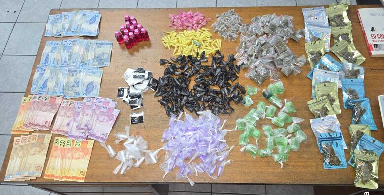 Com ele, foi encontrado 552 porções de entorpecentes entre maconha, crack e cocaína, além de 13 frascos de lança perfume, R$ 630,00 e um aparelho de telefone celular