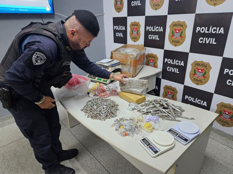 Foram apreendidos 4.186 entorpecentes, além de veículos roubados e dinheiro R$ 2.259