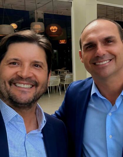 Eduardo Bolsonaro desiste de concorrer como suplente de André do Prado