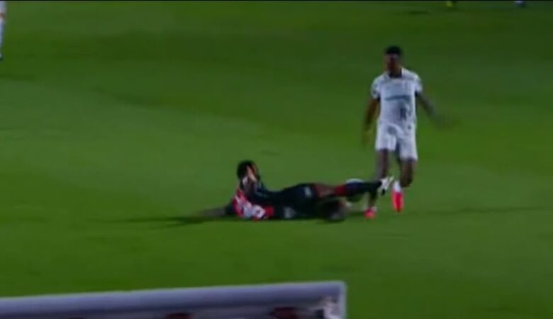 Lance com Arias resultou em expulsão de Cacá do vitória