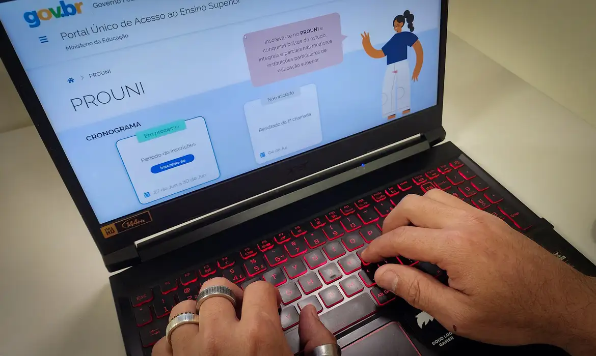 Faculdades podem receber documentação presencialmente ou online