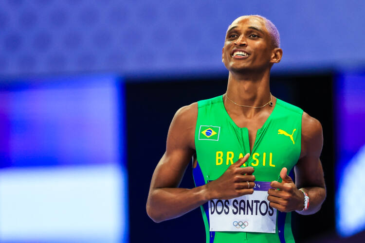 O brasileiro Alison do Santos quebrou o recorde mundial na prova dos 400 metros com barreiras