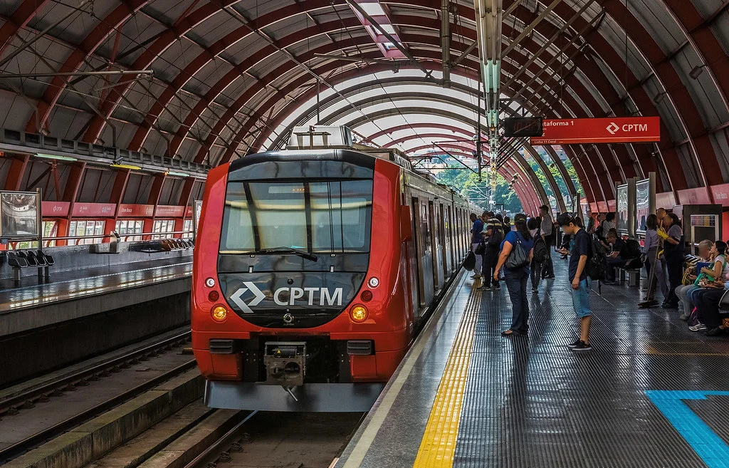 Os colaboradores estarão à disposição para auxiliar os passageiros nos seus deslocamentos