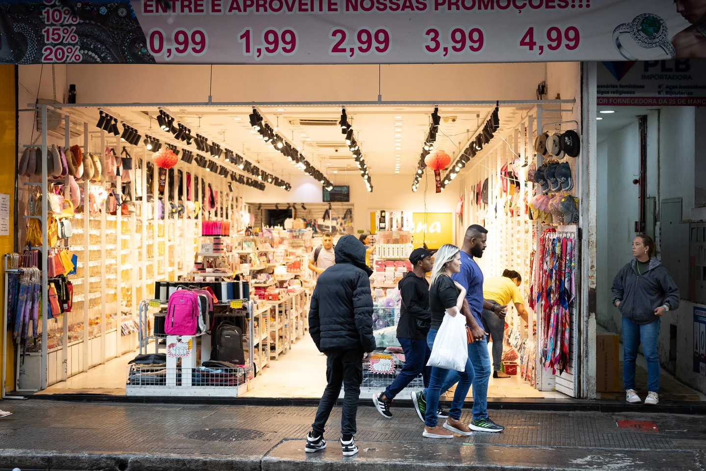 O Procon-SP recomenda que o consumidor pesquise preços antes da compra, compare as condições oferecidas pelos estabelecimentos, verifique o valor do frete nas compras online e fique atento às condições de parcelamento e aos juros cobrados.
