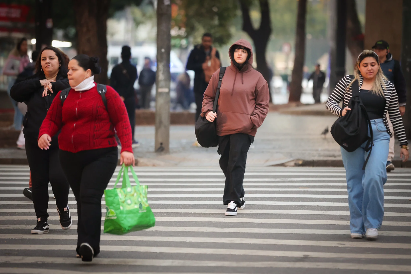 O ar mais frio que ficou sobre o estado mantém os termômetros baixos no começo da semana, com efeito mais sentido no leste do estado.