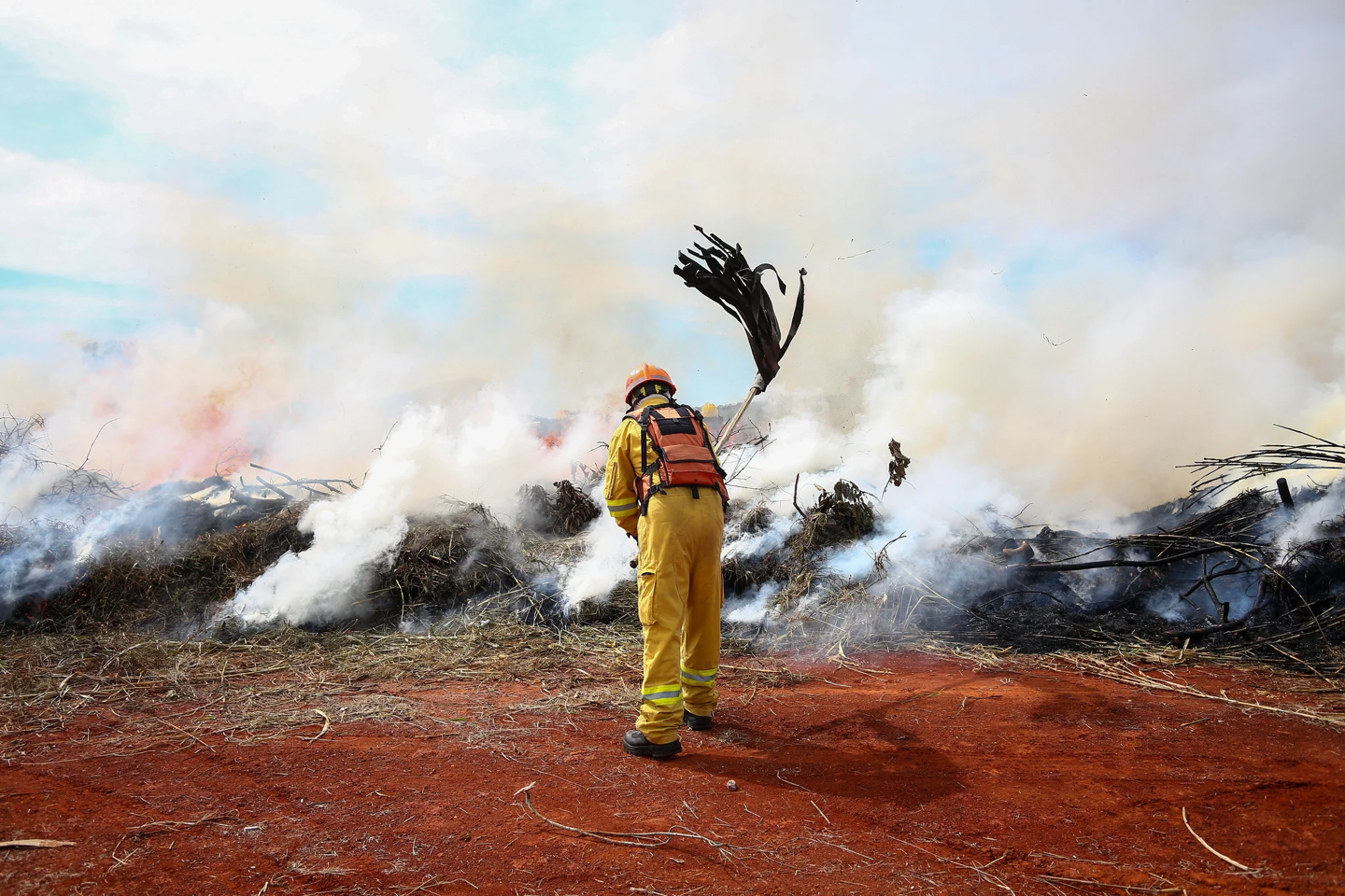 A Defesa Civil ressalta que provocar queimadas é crime ambiental, conforme a legislação vigente, e orienta a população a denunciar a prática 