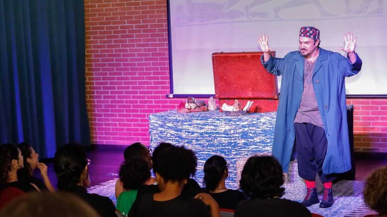 Programação começou nesta quinta-feira com a peça 'As Pedras de Javier', do grupo XPTO, e segue até 31 de agosto em diferentes espaços da cidade