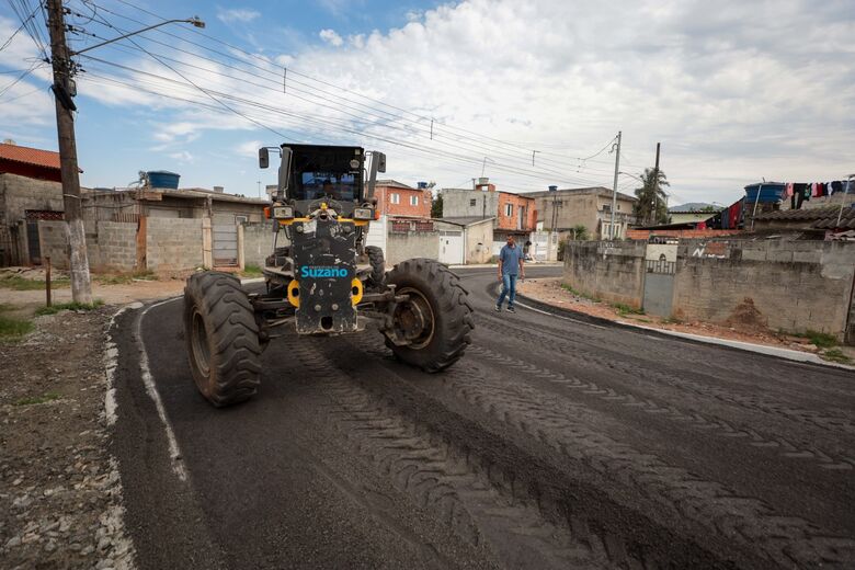 Nova etapa com a aplicação de asfalto na primeira das três vias que serão contempladas no bairro Recanto Feliz