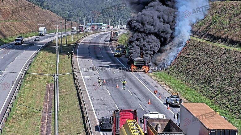 Carreta pega fogo no Rodoanel Mário Covas, em Suzano