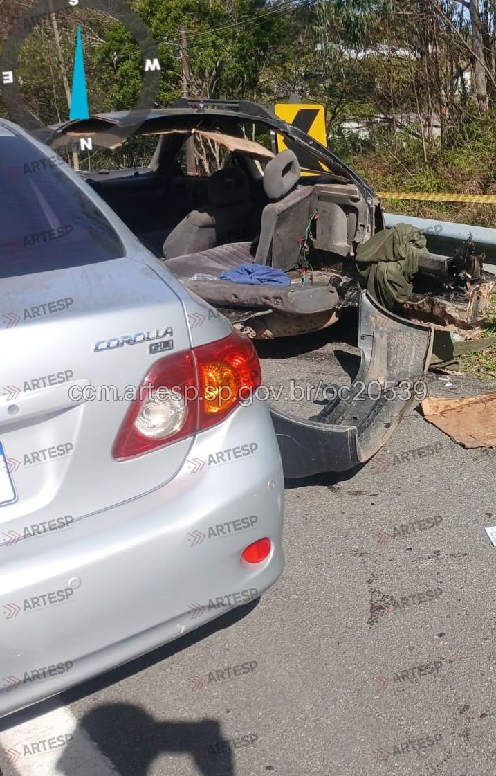 Devido a invasão na pista, a carga colidiu com um carro (GM Corsa), que perdeu o controle e bateu em outro veículo (Ford Fiesta). Na sequência, um terceiro carro (Corolla) se chocou transversalmente com o Corsa.