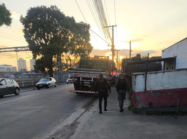 Romu detém suspeito após perseguição envolvendo caminhão roubado