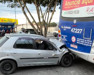 Carro bate e fica preso embaixo da traseira de um ônibus em Itaquá