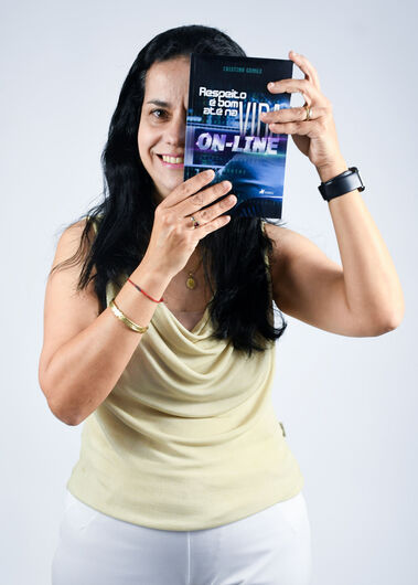 Jornalista Cristina Gomes lança livro na 28ª Bienal Internacional do Livro de SP