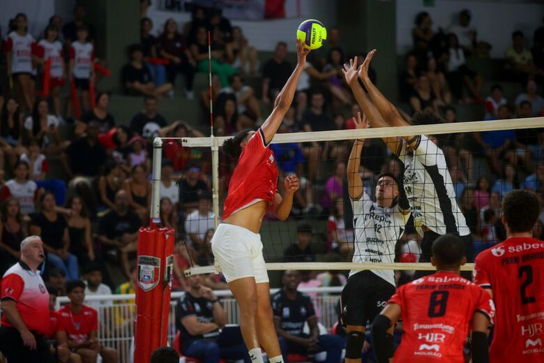 Em seu primeiro jogo fora de casa no Paulista, Clube do Alto Tietê superou litorâneos por 3 sets a 1, chegando a seis pontos
