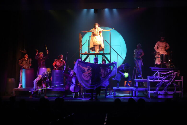 Programação gratuita segue até 31 de agosto e reúne espetáculos de teatro, circo, bonecos e intervenções em todas as regiões de Suzano