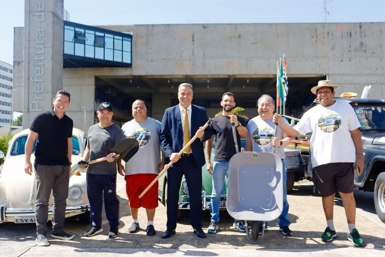 Foram entregues um carrinho de mão, uma pá e uma enxada ao chefe de Gabinete da Prefeitura de Suzano, Afrânio Evaristo da Silva