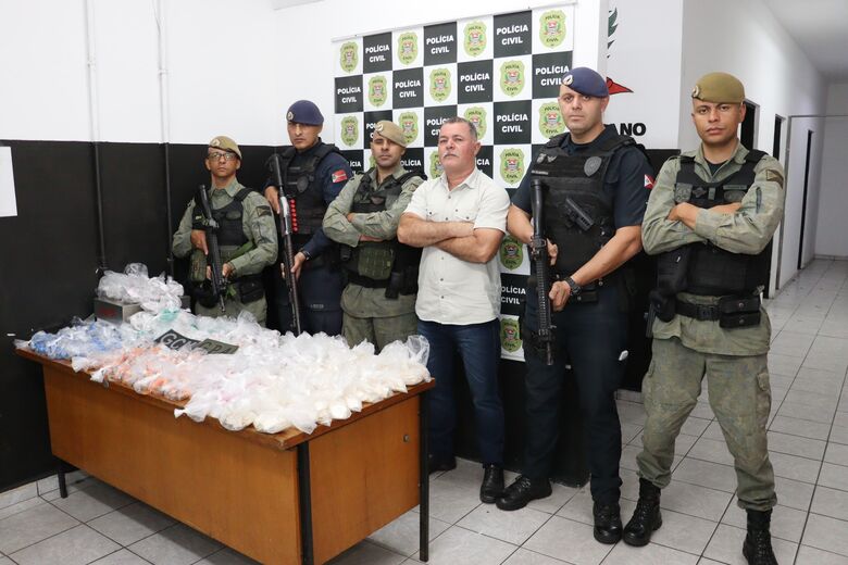 Homem foi preso na tarde desta sexta-feira (07/08) após agentes localizarem porções de maconha e cocaína dentro de veículo estacionado em local ermo