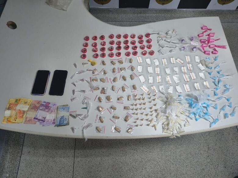 Foram encontrados 83 invólucros de maconha, 106 eppendorfs de cocaína e 96 eppendorfs de crack
