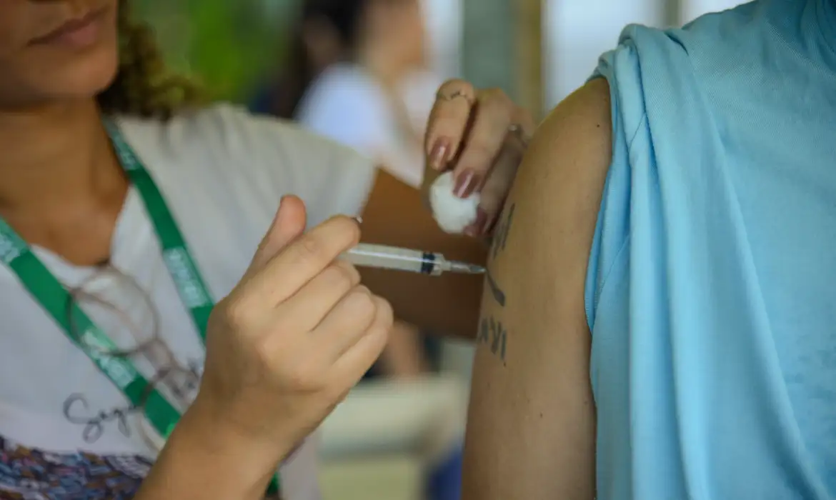 Crianças e adolescentes devem atualizar carteira vacinal
