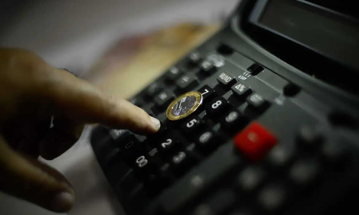 Inflação recua para 0,07% em julho e volta para meta do governo