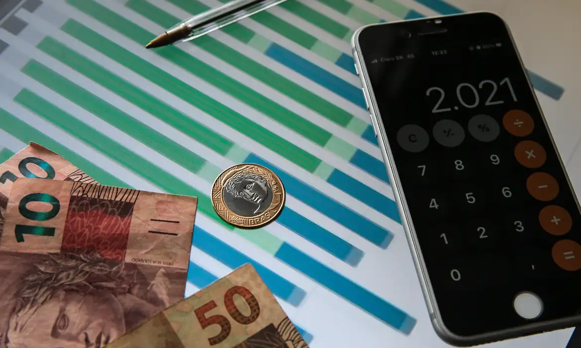 Projeções para juros e inflação caem para 13,75% e 5,03%