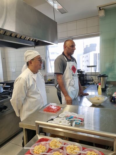 Empresário suzanense ministra aula de gastronomia na Liberdade, bairro japonês em São Paulo