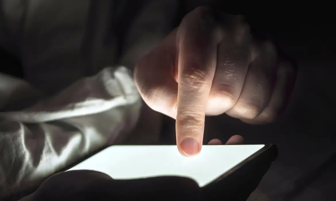 Lei amplia punição a crimes sexuais online contra crianças; entenda