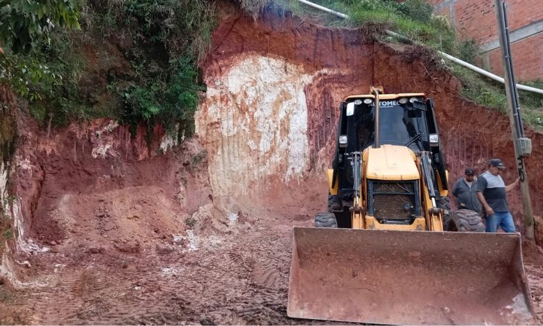 GCM de Itaquá apreende máquina e caminhão após movimentação irregular de terra no Maria Rosa