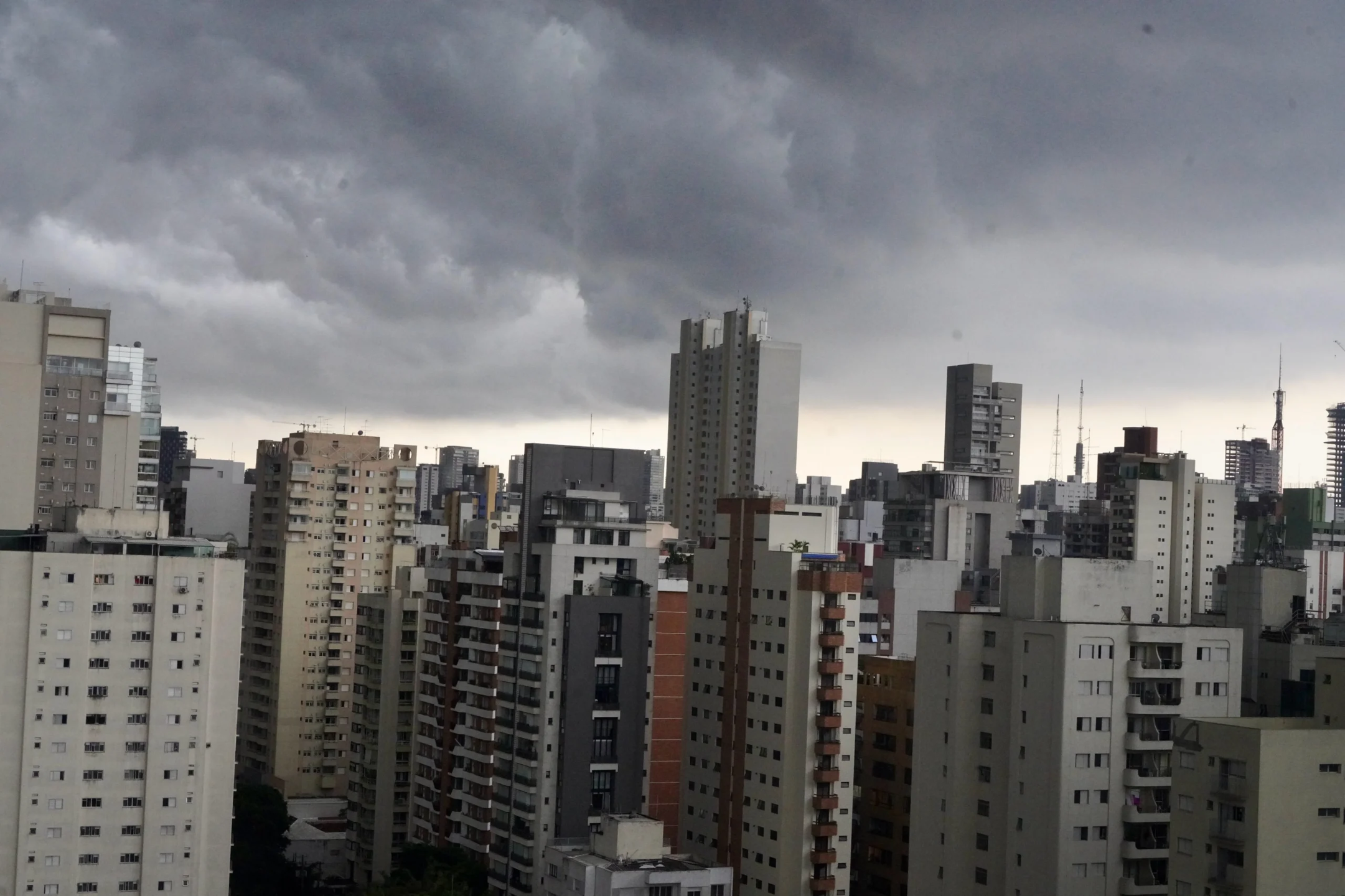 Na capital, as temperaturas ficarão na casa dos 13 e 23 graus.