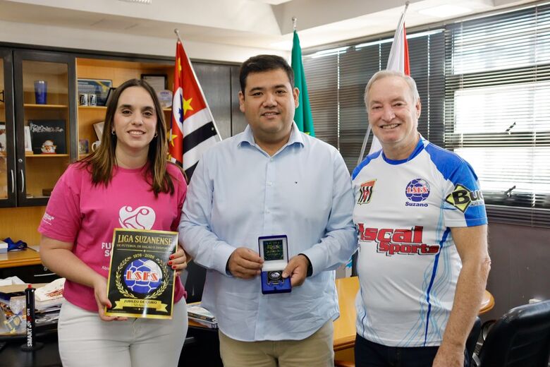 Prefeito recebe medalha 'Jubileu de Ouro' do presidente da Liga de Futsal