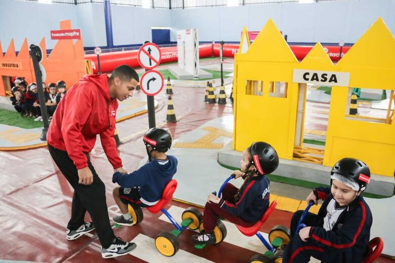 Cerimônia celebrou abertura das atividades que garantirão experiência lúdica de 'dirigir' em uma minicidade a 2,3 mil alunos 