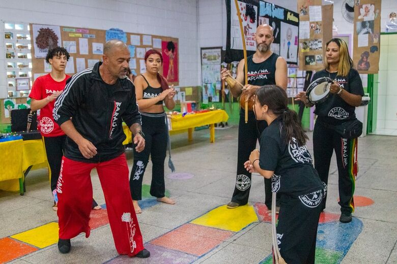 A unidade escolar escolheu a cantora Elza Soares e o ativista Chico Mendes para homenagear