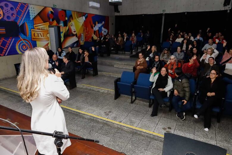 Encontro realizado nesta terça-feira (25/08), no Cineteatro Wilma Bentivegna, reuniu gestores municipais em uma manhã dedicada às relações de trabalho, ao equilíbrio entre responsabilidades e ao cuidado com os servidores