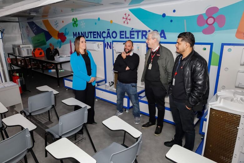 Déborah Raffoul Ishi, acompanhou nesta segunda-feira (10/08) o início das capacitações profissionais realizadas em uma carreta do governo estadual instalada no Largo da Feira