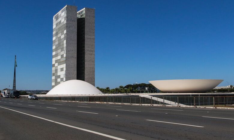 A votação da Medida Provisória (MP) 1357/26, que trata do fim da chamada taxa das blusinhas, foi adiada para terça-feira (1&ordm;)