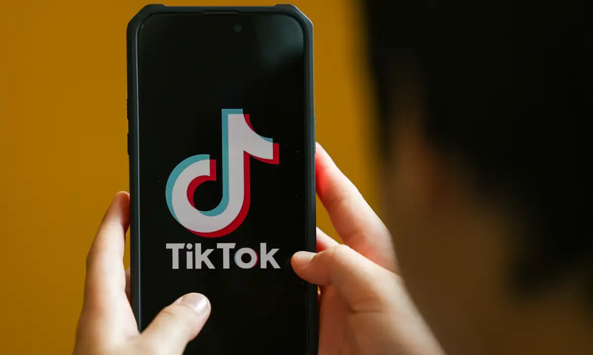 Brasil multa TikTok em R$ 153,7 mi por falhas em dados de adolescentes