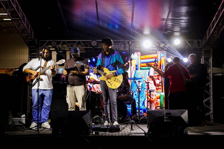 Momento garantiu música ao vivo, exposição de instrumentos musicais e feira noturna