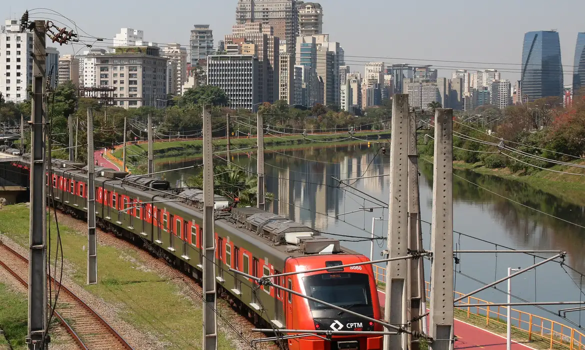 Paralisação parcial nas linhas de trens 11, 12 e 13 da CPTM provoca caos nas ruas de São Paulo
