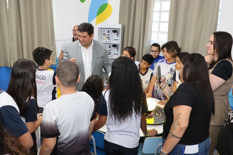 Prefeito Pedro Ishi esteve na região sul para entregar laboratórios montados nas escolas Manoel Vicente Ferreira Filho, Abrão Salomão Domingues e Helena Zerrenner