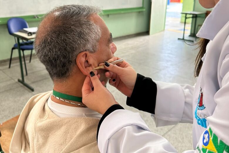 Projeto levou consultas, vacinação, aferições, auriculoterapia e outros serviços gratuitos no último sábado à Escola Municipal Nizilda Alves de Godoy