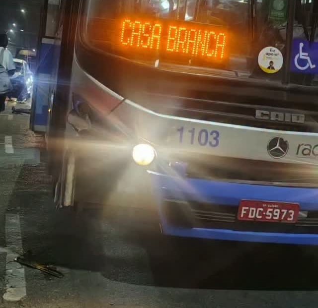 Acidente entre carro e ônibus deixa veículo com frente destruída em Suzano