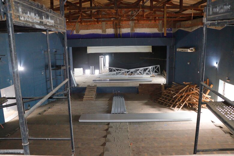Obras de modernização do Teatro Dr. Armando de Ré avançam com reconstrução da cobertura