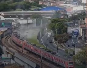 Trem da Linha 12-Safira solta fumaça entre as estações Tatuapé e Engenheiro Goulart